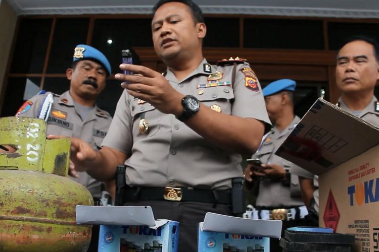 AKBP Adi Vivid Agustiadi Bachtiar, Kapolres Cirebon Kota menunjukkan sejumlah barang bukti hasil pengungkapan kasus koreksi gas palsu yang berisi kandungan gas elpiji 3 kilogram, di Mako Polres Cirebon Kota, Selasa (18/7/2017). Polisi mengimbau warga berhati-hati dalam membeli korek agar tidak mendapat yang palsu, karena membahayakan. 