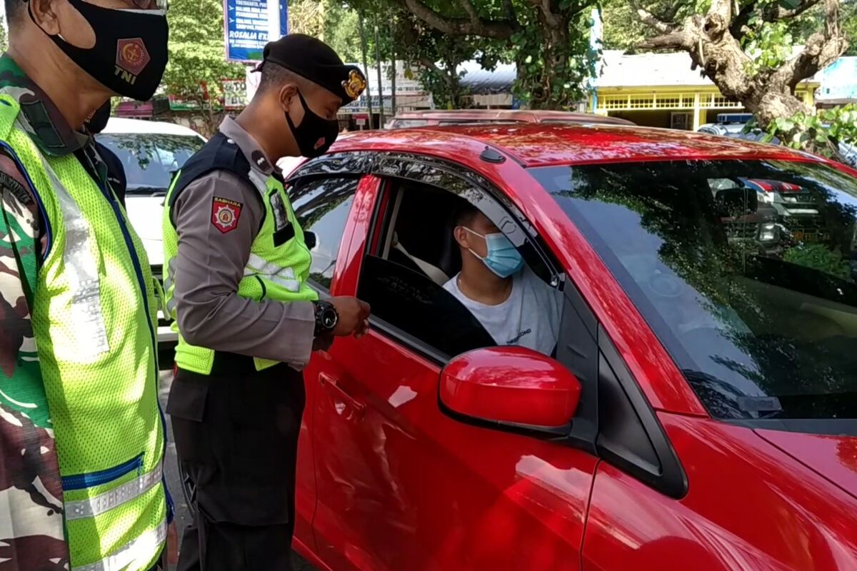 Polisi memeriksa kendaraan yang melintas di pos penyekatan yang dikendalikan Polres Blitar dan Malang di Karangkates, Kecamatan Sumberpucung, Kabupaten Malang, Minggu (16/5/2021)