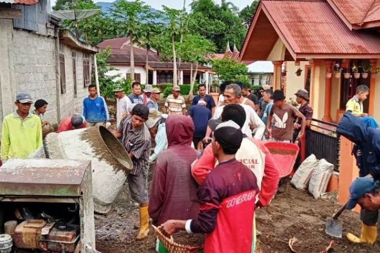Warga Jorong Lakuang, Nagari Situjuah Batua, Kecamatan Situjuah Limo Nagari, Kabupaten Limapuluh Kota, Sumatera Barat saat melakukan perbaikan jalan utama di daerah tersebut yang rusak parah. 