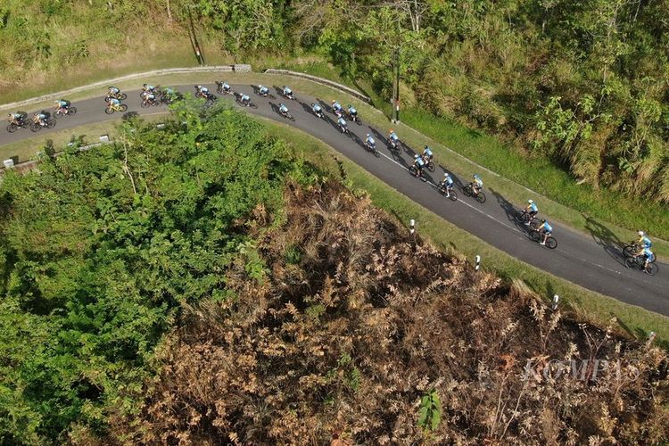 Para pembalap melintasi kawasan Mekarsakti, Ciemas, Sukabumi, Jawa Barat, pada etape pertama Cycling de Jabar 2023, Sabtu (8/7/2023). 