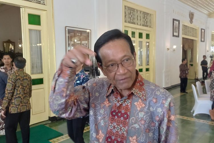 Gubernur DIY Sri Sultan HB X saat ditemui di Kompleks Kepatihan, Kota Yogyakarta, Senin (31/7/2023)