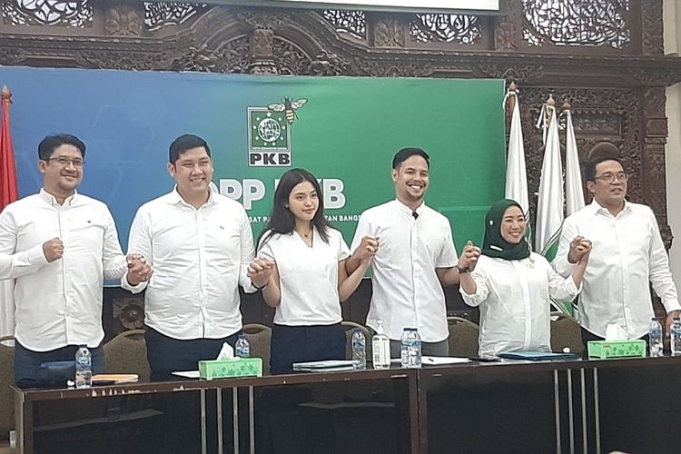 Partai Kebangkitan Bangsa (PKB) memperkenalkan juru bicara muda mereka (dari kiri ke kanan) Didiet M. Fitrah, Mikhael Sinaga, Nada Fuady, dan Dira Martamin di kantor DPP PKB, Jakarta, Sabtu (12/11/2022).