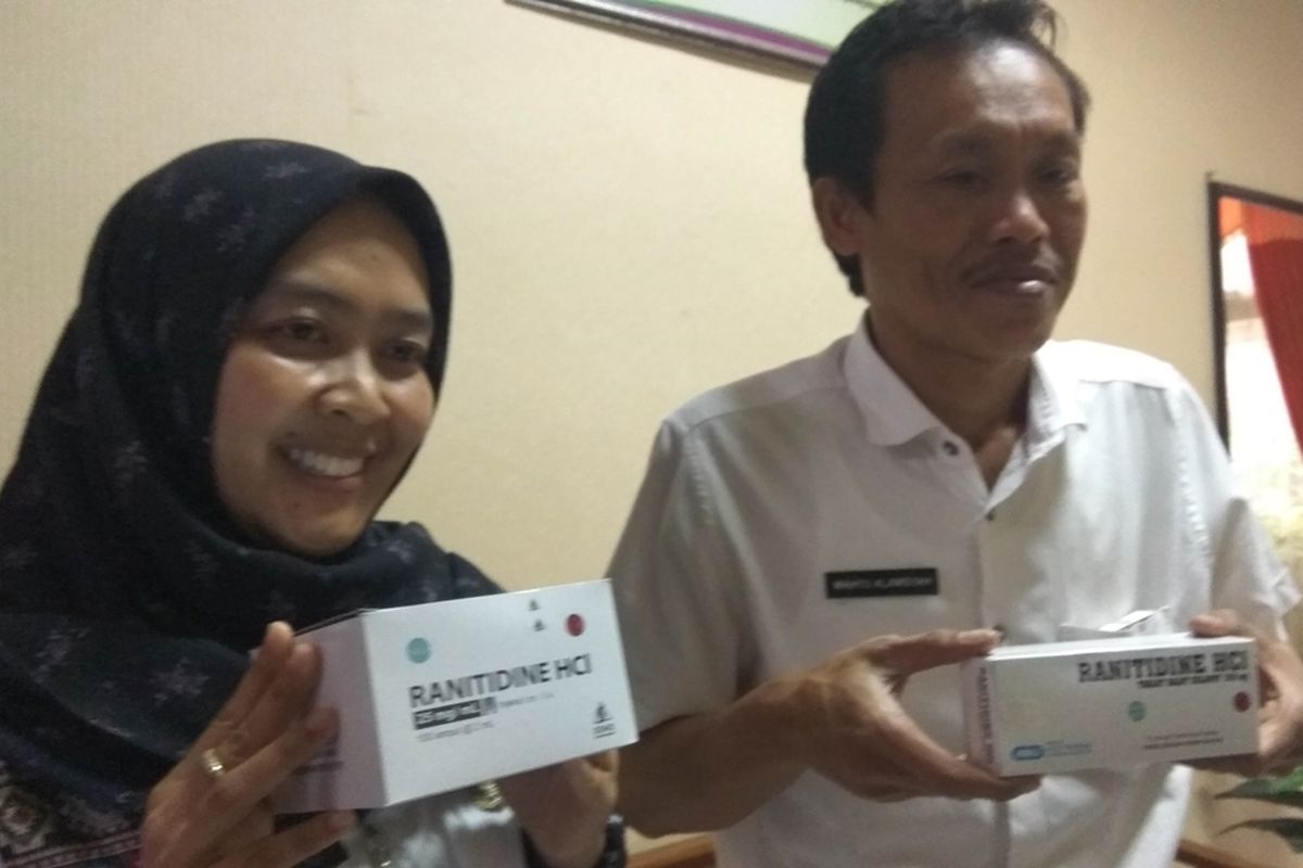 Pegawai Dinas Kesehatan Kabupaten Ciamis menunjukkan obat ranitidin yang tidak tercemar NDMA di kantor Dinas Kesehatan, Rabu (9/10/2019).