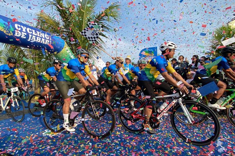 Momen start Cycling De Jabar di Pantai Geopark Ciletuh, Sukabumi, Jawa Barat, Sabtu (27/8/2022).