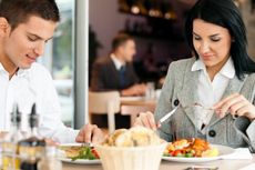 Makan Siang di Luar Kantor Bikin Kerja Tak Produktif