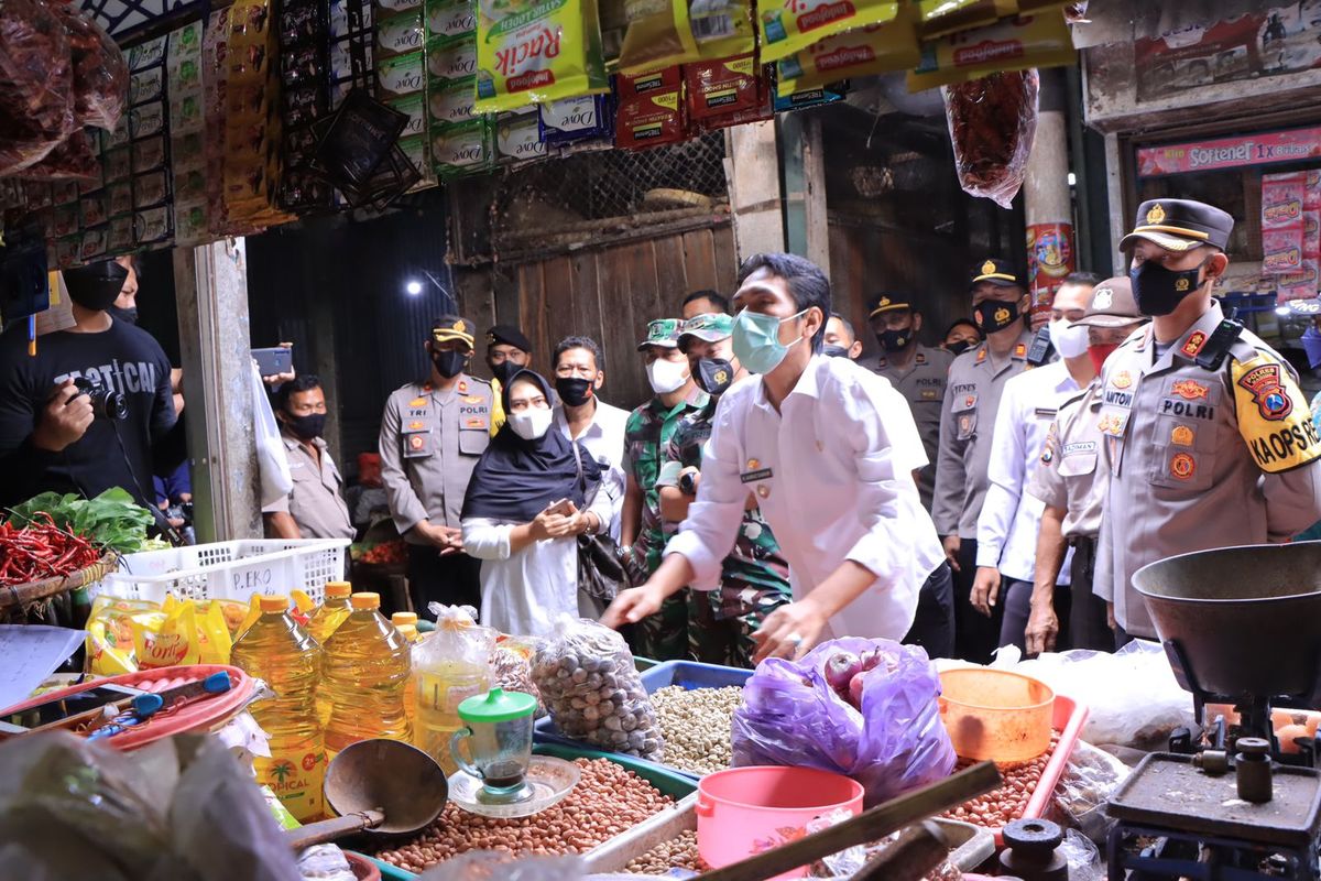 CEK MINYAK GORENG—Bupati Madiun, Ahmad Dawami, Kapolres Madiun, AKBP Anton Prasetyo dan anggota Forkopimda lainnya mengecek ketersediaan minyak goreng di pasar tradisional Pagotan, Kabupaten Madiun. Hasil pengecekan, minyak goreng curah masih langka di pasaran. 