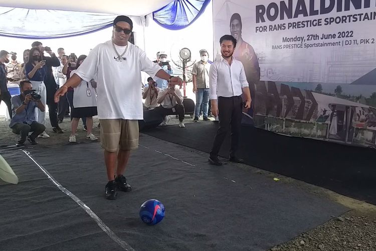 Legenda sepak bola Brasil, Ronaldinho saat akan menendang bola ke gawang yang dijaga Raffi Ahmad di lokasi pembangunan RANS Prestige Sportstainment, PIK 2, Jakarta Utara, Senin (27/6/2022).