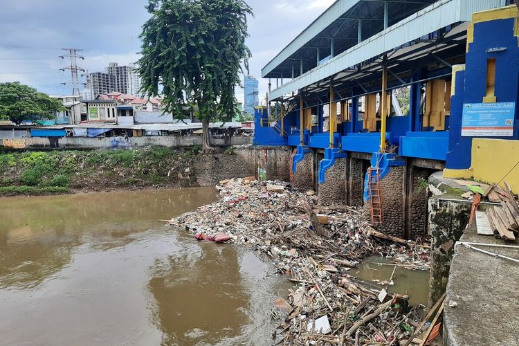 Sampah masih menumpuk di Pintu Air Karet, Tanah Abang, Jakarta Pusat, Sabtu (11/1/2020)