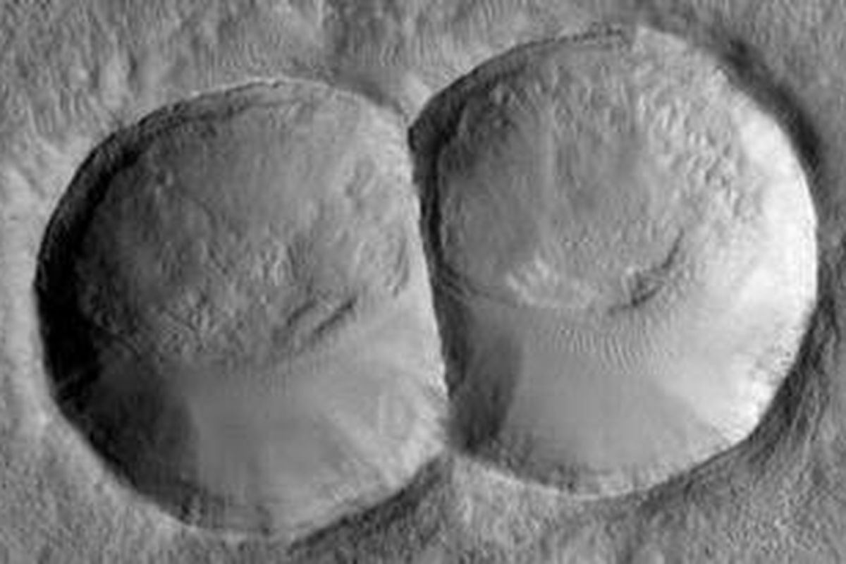 Kawah kembar di permukaan Mars yang masih menjadi misteri bagaimana terbentuknya.