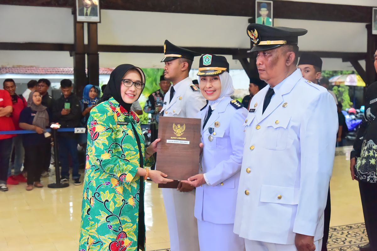 Bupati Lumajang Indah Amperawati lantik Luluk Azizah sebagai Camat Sumbersuko