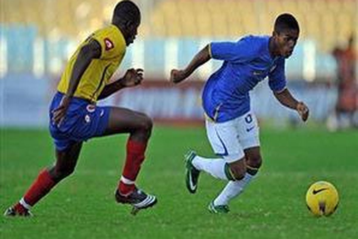 Gelandang Gremio, Douglas Costa (kanan) saat membela tim U-20 Brasil di kejuaraan Sepak Bola U-20 Amerika Selatan 2009.