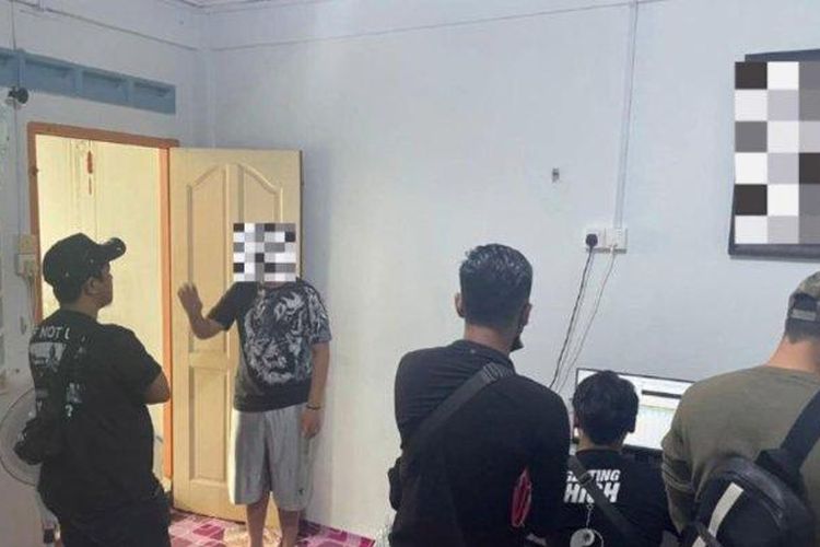 Suasana penggerebekan kantor judi online yang berada di Tanjungpinang, Kepulauan Riau.