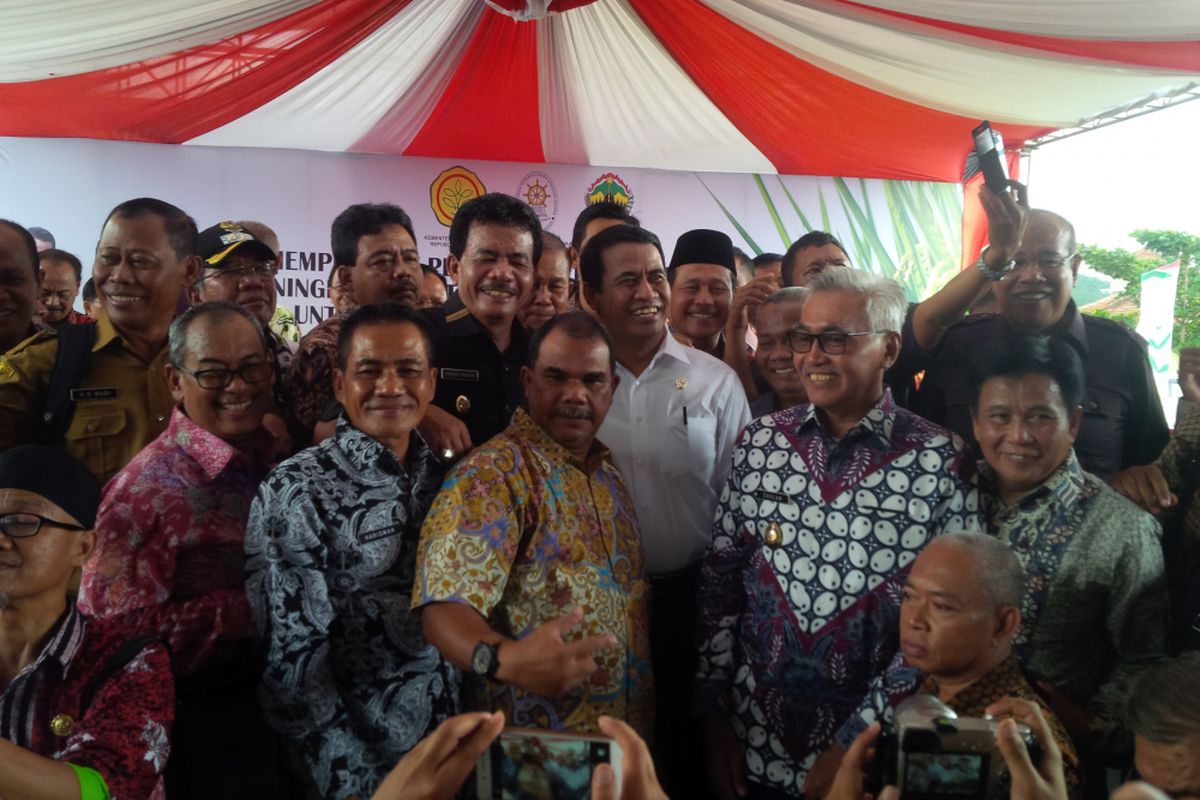 Menteri Pertanian Amran Sulaiman berswafoto dengan sejumlah Penyuluh Pertanian Lapangan (PPL) yang telah diangkat menjadi CPNS di Alun-alun Bung Karno, Ungaran, Kabupaten Semarang, Selasa (11/4/2017) siang.