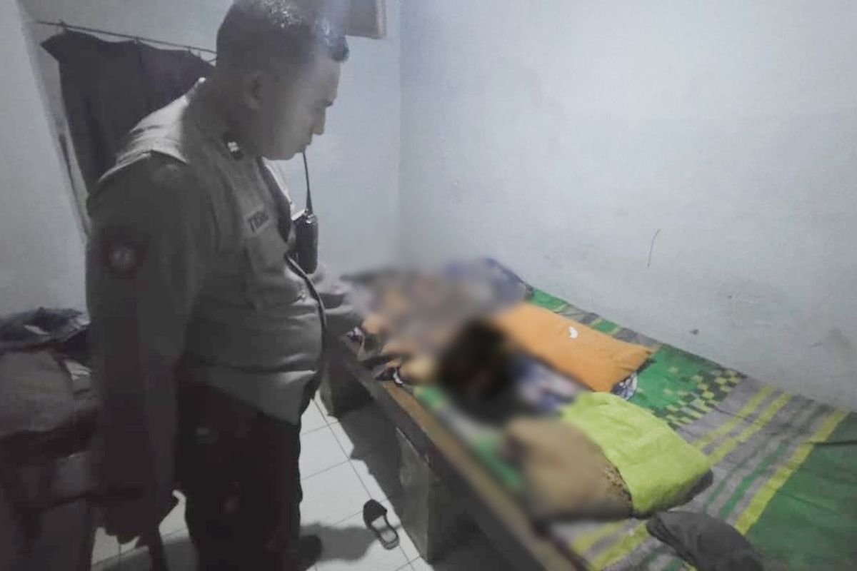 Polisi mendatangi lokasi penemuan seorang wanita tidak bernyawa di sebuah kamar losmen di Jalan Kolonel Sugiono, Kelurahan Ciptomulyo, Kecamatan Sukun, Kota Malang.