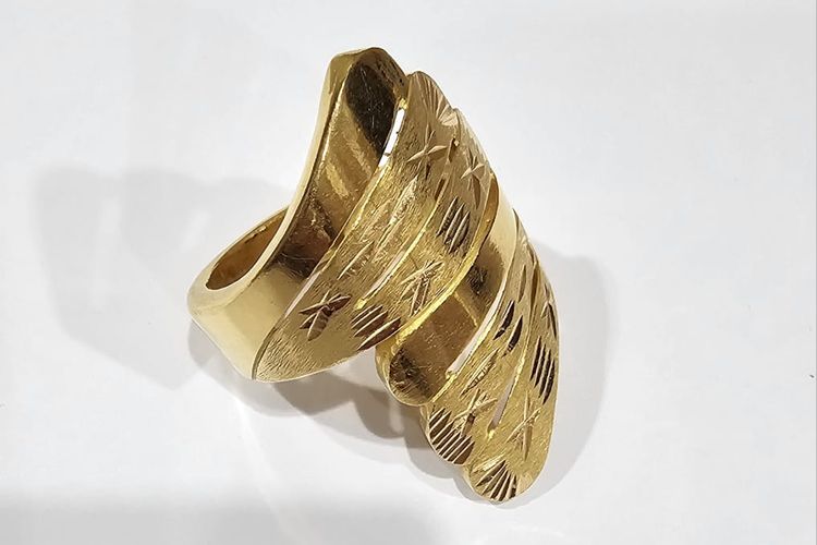 Beberapa perhiasan yang masuk dalam lelang barang sitaan KPK 2025, termasuk cincin dan gelang naga emas.
