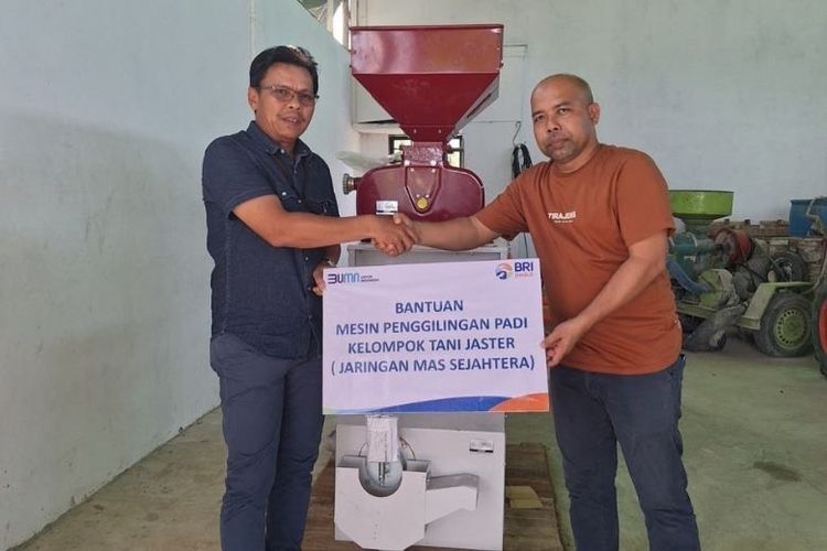 BRI menyalurkan bantuan mesin penggilingan padi untuk Koperasi Produsen Jaring Mas Sejahtera di Riau yang menyuplai bahan pangan program MBG.