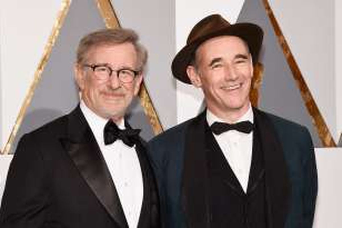 Mark Rylance (kanan) dan sutradara Steven Spielberg menghadiri perhelatan Academy Awards ke-88 di Hollywood & Highland Center, Minggu (28/2/2016), Hollywood, California. 