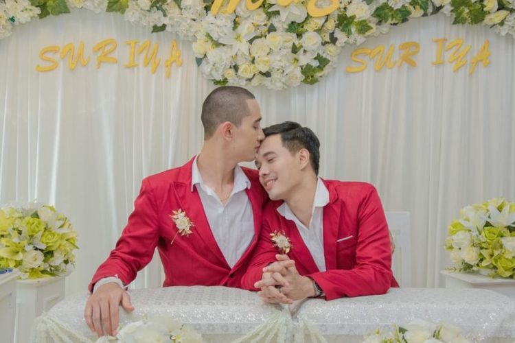 Suriya Koedsang (kanan) bersama suaminya dalam pesta pernikahan. Pasangan sesama jenis asal Thailand itu dihujat oleh netizen Indonesia, bahkan mengarah ke ancaman mati.