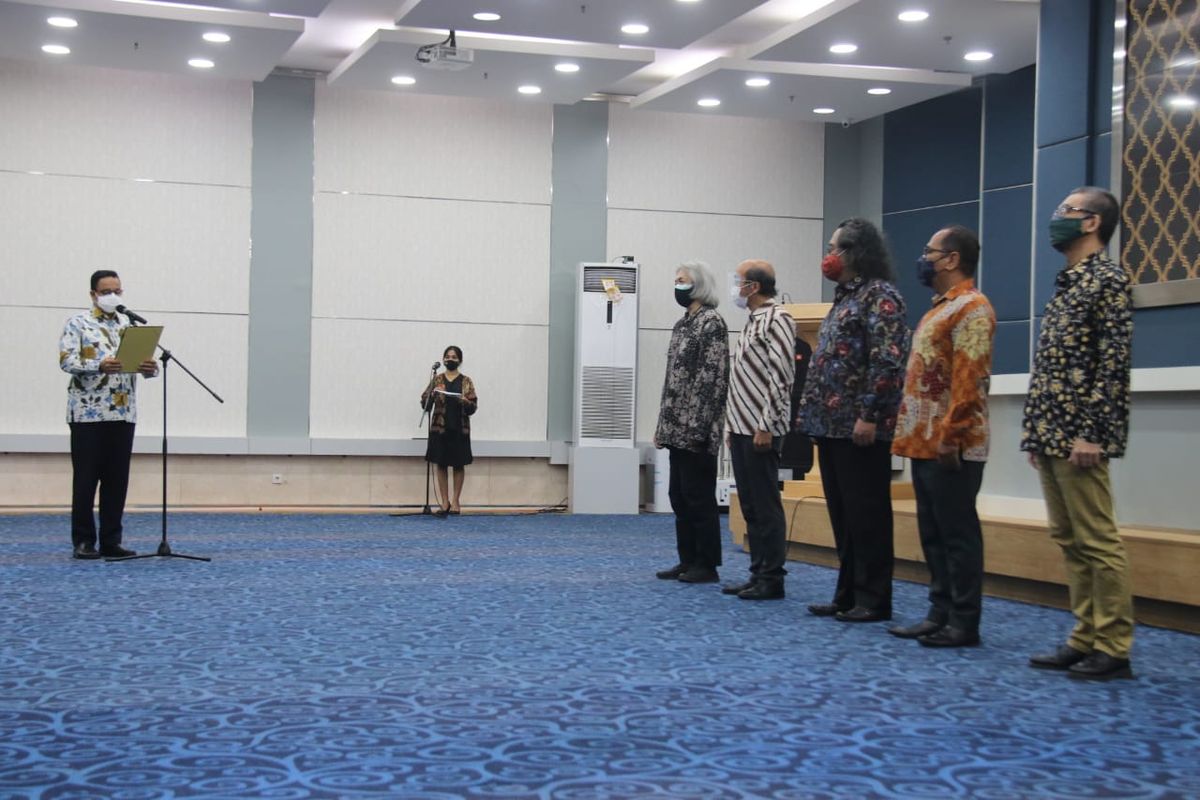 Gubernur DKI Jakarta Anies Baswedan mengukuhkan 17 orang anggota Akademi Jakarta yang diketuai oleh Seno Gumira Ajidarma pada Kamis (8/4/2021).