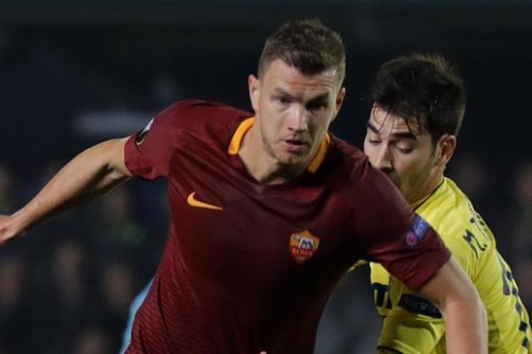 Striker AS Roma, Edin Dzeko, tampil pada laga pertama babak 32 besar Liga Europa kontra Villarreal, di Estadio de la Ceramica, Kamis (16/2/2017) waktu setempat.