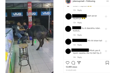 Tangkapan layar unggahan video yang memperlihatkan seekor sapi nampak masuk ke toko telepon seluler di Kudus, Jawa Tengah.