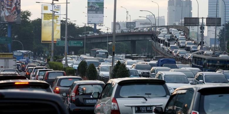 Kepadatan kendaraan di tol dalam kota di kawasan Kuningan, Jakarta, Rabu (7/5/2013). Persoalan kemacetan menjadi persoalan yang mendera Jakarta karena pertumbuhan jumlah kendaraan yang tidak sebanding dengan penambahan infrastruktur jalan.
