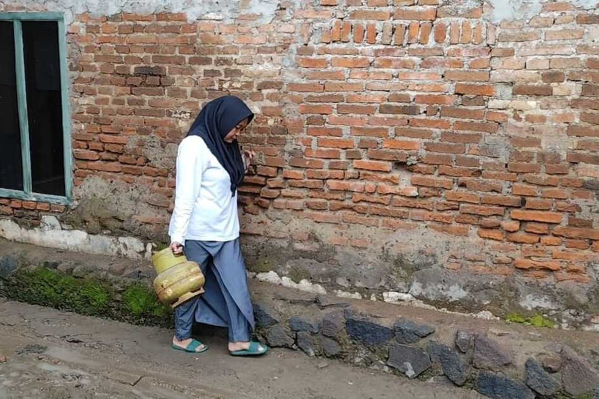 Aminah warga Desa Pangkalan Kecamatan Plered Kabupaten Cirebon Jawa Barat berhenti memasak terong lantaran tabung gasnya habis pada Senin (3/2/2025) pagi. Aminah berusaha mencari ke beberapa warung namun tak mendapatkan gas karena tidak ada pasokan.