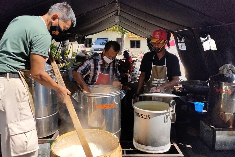 Sejumlah relawan tengah memasak untuk pasien isoman dan warga terdampak PPKM Darurat di tenda dapur umum yang didirikan di Mapolres Tegal Kota, Kamis (15/7/2021). 
