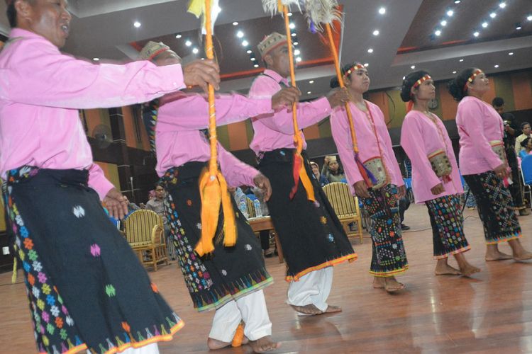 Menari danding Rombeng Rajong khas masyarakat Kecamatan Elar Selatan, Kabupaten Manggarai Timur, Flores, NTT, Rabu (12/12/2018) lalu di gedung MCC Ruteng.