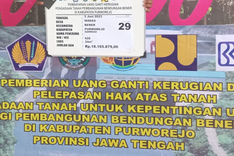 Sarmugi warga Desa Wadas Kecamatan Bener Kabupaten Purworejo saat pembayaran UGR tahap 2, ia mendapat tambahan Rp 18 juta dari 1 bidang tanahnya seluas 24 meter persegi.