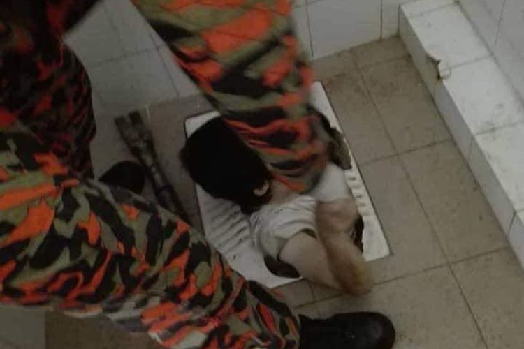 Seorang wanita 50-an tahun di Malaysia terpeleset di toilet dan akhirnya terperosok masuk ke lubang kloset jongkok sampai sedada. Ia terjebak di situ selama 1 jam sampai diselamatkan tim damkar Malaysia.
