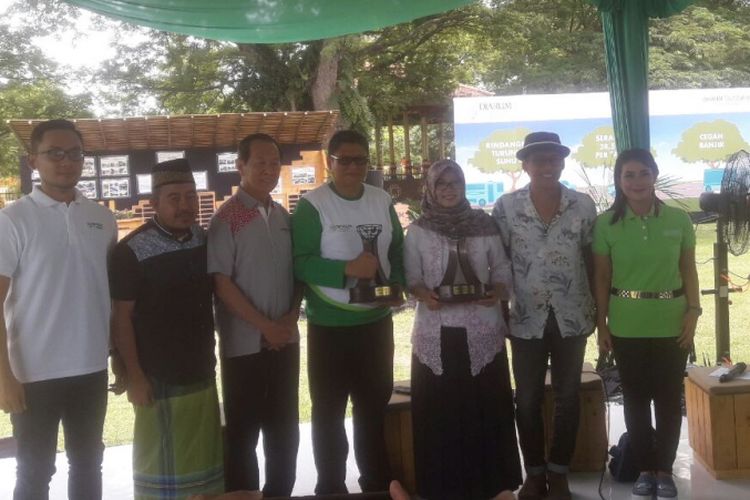 Penanaman pohon jenis trembesi yang diinisiasi oleh Djarum Trees for Life (DTFL) di Madura sejak awal 2016 lalu itu secara resmi dituntaskan pada Rabu (22/11/2017) di Alun-Alun Kabupaten Bangkalan bersama BKSDA Jawa Timur dan musisi yang juga aktivis lingkungan hidup, Nugie.