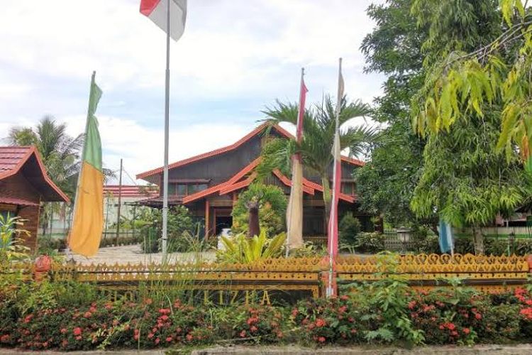 Hotel Lizha merupakan hotel dengan bangunan unik khas Kalimantan yang berada di Kabupaten Kutai Kartanegara.