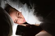 Kenapa Main HP sebelum Tidur Bikin Susah Mengantuk? Ini Alasannya