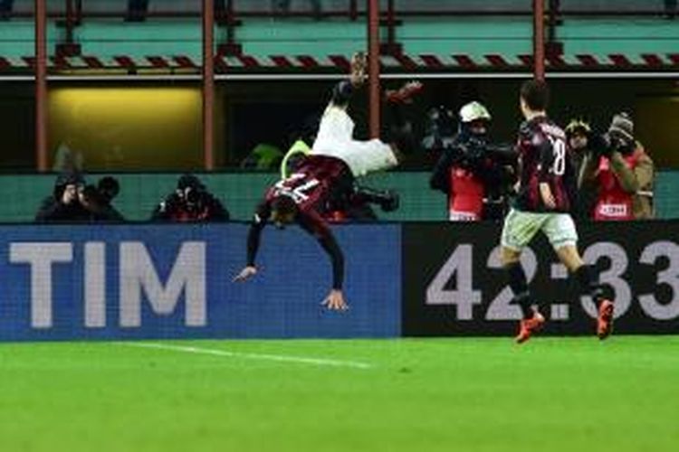 Pemain AC Milan, Kevin-Prince Boateng (kiri), melakukan akrobatik usai membobol gawang Fiorentina pada laga lanjutan Serie A di Stadion San Siro, Minggu (17/1/2016) waktu setempat.