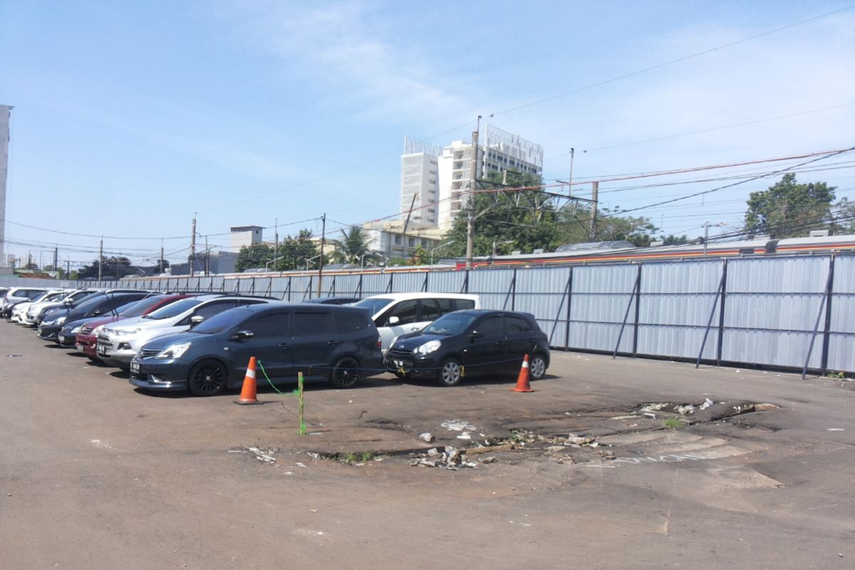 Suasana di lokasi lahan yang dijadikan area pembangunan rumah susun di Stasiun Pondok Cina, Depok pada Selasa (24/10/2017). Terpantau lahan sudah difungsikan kembali untuk tempat parkir kendaraan. Sama sekali tak ada aktivitas proyek di sana.