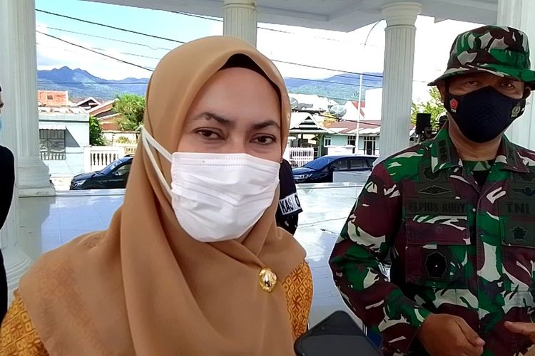 Bupati Luwu Utara, Indah Putri Indriani saat dimintai keterangan terkait penerapan PPKM Level 3