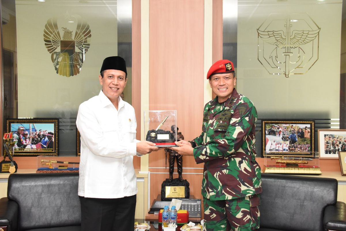Danjen Kopassus Mayjen TNI I Nyoman Cantiasa menerima kunjungan Kepala Badan Nasional Penanggulangan Teror (BNPT) Komjen Pol Boy Rafli Amar di Makopassus, Cijantung, Jakarta Timur, Senin (8/6/2020).