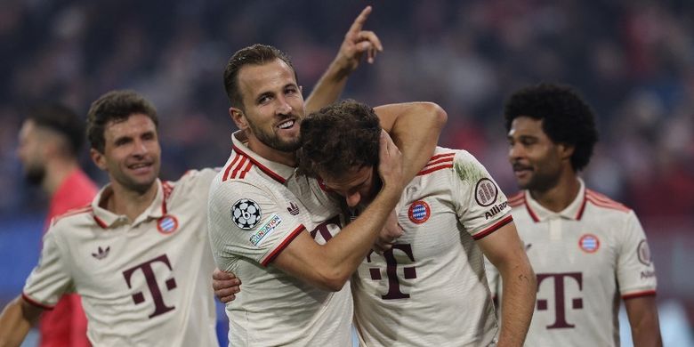Gelandang Bayern Muenchen Leon Goretzka merayakan gol yang membawa timnya menang 9-2 bersama rekan satu timnya, termasuk Harry Kane, pada pertandingan Liga Champions Bayern vs Dinamo Zagreb di Munich, Jerman Selatan, pada 17 September 2024. (Foto oleh Alexandra BEIER/AFP)