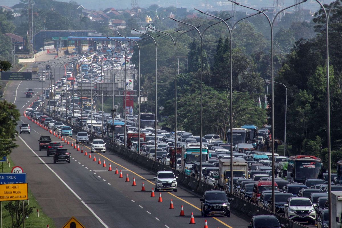 Antrean  kendaraan di Tol Jagorawi menuju kawasan wisata Puncak, Ciawi, Kabupaten Bogor, Jawa Barat, Rabu (4/5/2022). Pada H+1 Lebaran kawasan Puncak Bogor mulai dipadati wisatawan, dan Polres Bogor memberlakukan rekayasa lalu lintas secara situasional sistem satu arah dan sistem lawan arah (contraflow) di Tol Jagorawi.