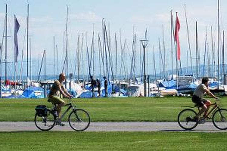 Pengunjung bisa menyewa sepeda di dekat stasiun di Rorschach, lalu menikmati embusan angin dan beningnya air Danau Konstanz, Swiss.