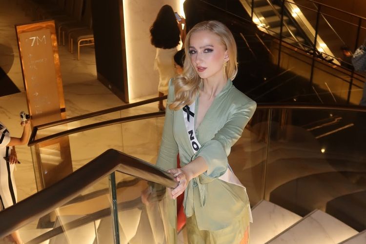 Miss Norwegia 2025, Leonora Lysglimt-Rødland saat berada di Thailand untuk Miss Universe 2025.