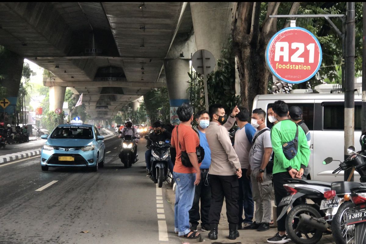 Kapolsek Cilandak, Kompol Iskandarsyah beserta jajaran kepolisian melakukan penyelidikan kasus pembegalan dan penusukan sopir taksi Blue Bird di Jalan Pangeran Antasari, Cipete Selatan, Cilandak, Jakarta Selatan pada Kamis (25/3/2021).