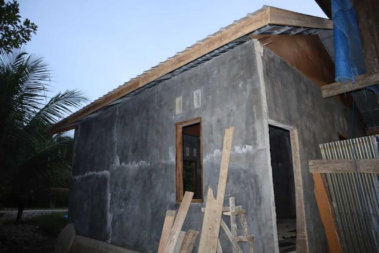 Salah satu rumah yang belum selesai dibangun oleh Baitul Mal Aceh Utara di Desa Serdang, Kecamatan Pirak Timu, Kabupaten Aceh Utara, Aceh, Minggu (12/6/2022)