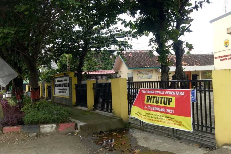 Kantor Dinas Kependudukan dan Catatan Sipil (Dispendukcapil) Kabupaten Grobogan, Jawa Tengah ditutup sementara menyusul dua pegawainya positif Covid-19, Selasa (9/2/2021).