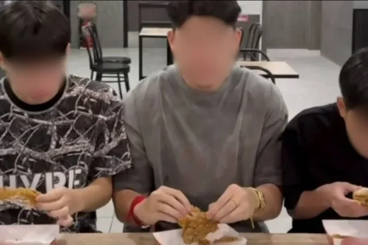 Tiga Influencer Malaysia Ditangkap Usai Beri Tunawisma Nasi dan Tulang Ayam Bekas demi Konten