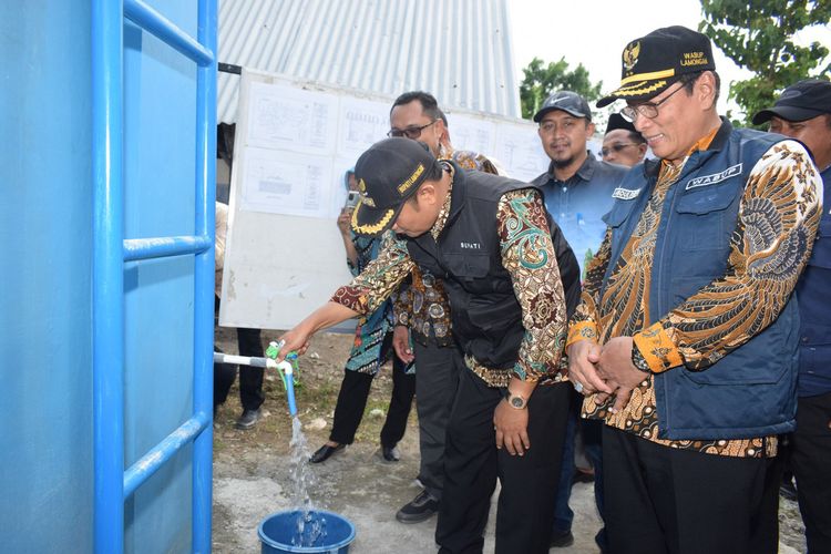Bupati Lamongan Yuhronur Efendi bersama Wakil Bupati Lamongan Abdul Rouf, saat peresmian sarana air bersih di Desa Sendangagung, Kecamatan Paciran, Lamongan, Jawa Timur, Kamis (9/2/2023).