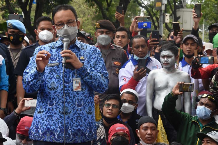 Gubernur DKI Jakarta Anies Baswedan berorasi saat menemui buruh yang berunjuk rasa menolak besaran kenaikan Upah Minimum Provinsi (UMP) di depan Balai Kota DKI Jakarta, Senin (29/22/2021). Anies Baswedan pada kesempatan tersebut mengatakan formula penetapan UMP yang tertuang dalam Peraturan Pemerintah (PP) Nomor 36 Tahun 2021 tentang Pengupahan tidak cocok diterapkan di Jakarta.