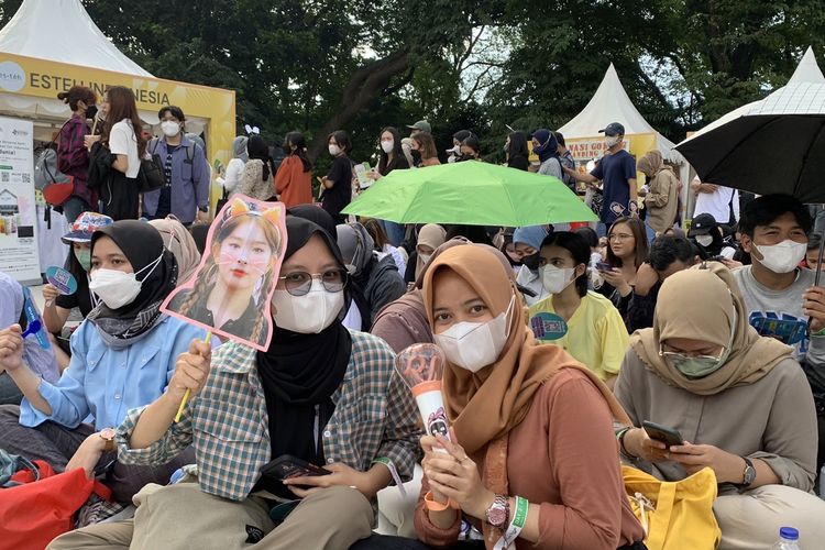 Dua orang fans Red Velvet, ReVeluv, saat ditemui dalam acara Allo Bank Festival 2022 di Istora Senayan, kawasan Jakarta Pusat, Sabtu (21/5/2022).