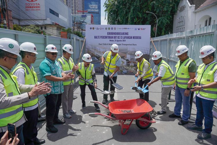 Wali Kota (Walkot) Medan Bobby Nasution dalam acara groundbreaking pembangunan Halte Percontohan Bus Rapid Transit (BRT) Bus Station (BS) 13 Lapangan Merdeka di Jalan Balai Kota Medan, Minggu (25/8/2024).
